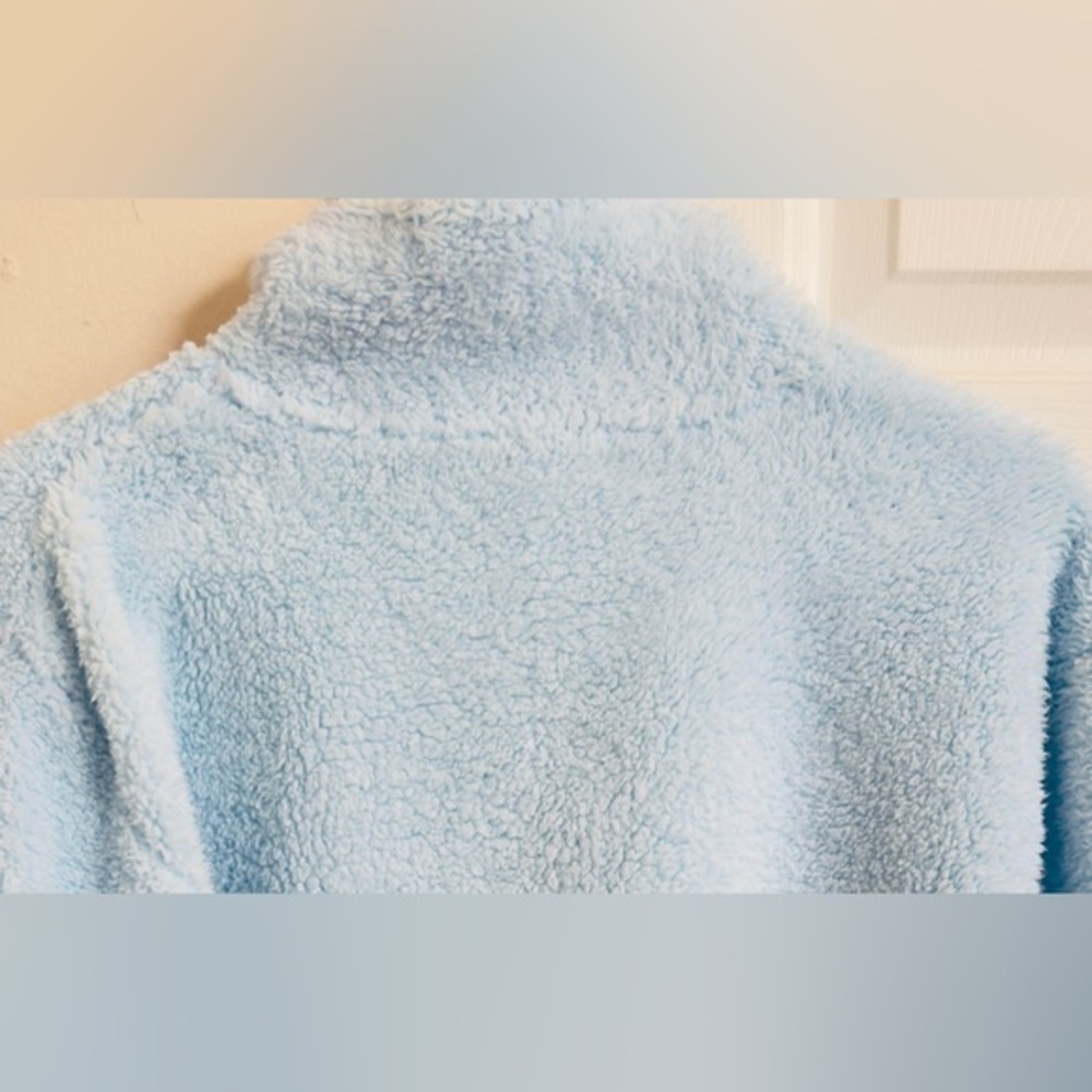 Woman’s No Boundaries Sky Blue Fuzzy 100%‎ Recycled Polyester Pullover Size M - Picture 6 of 7